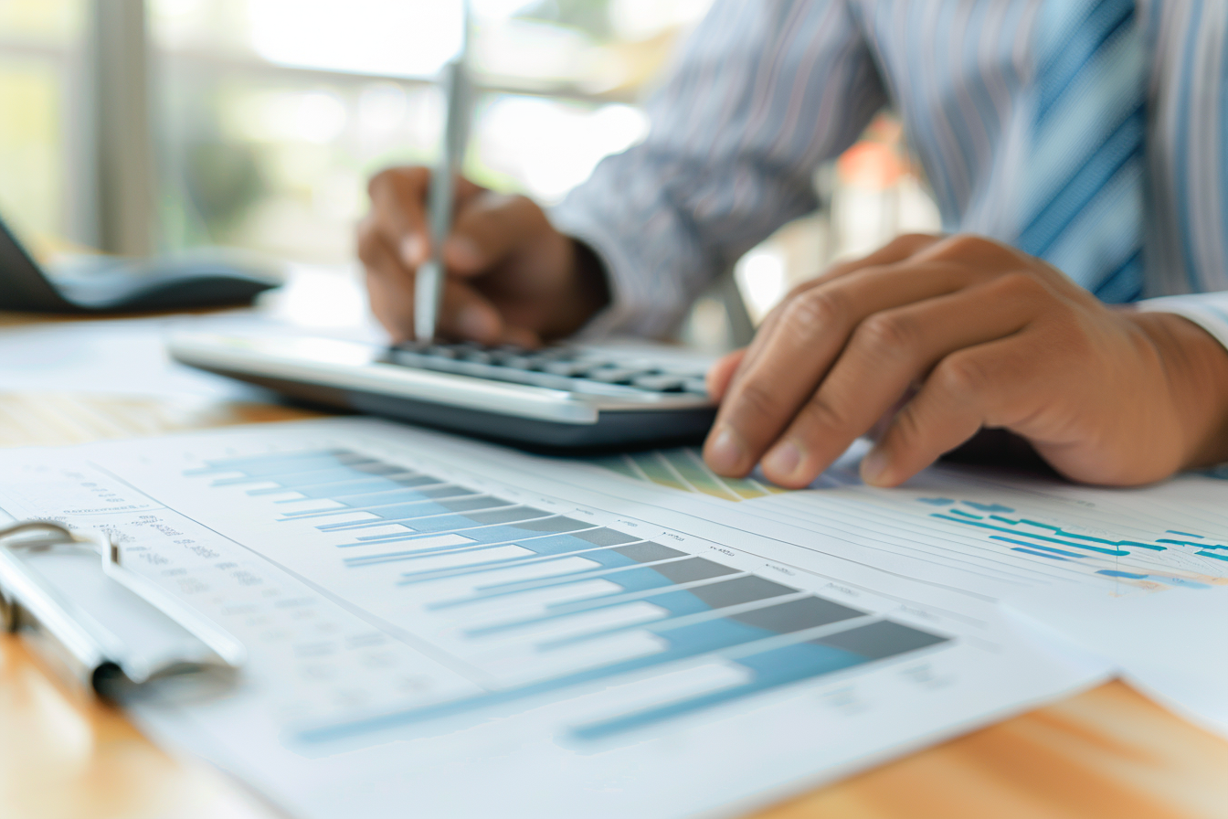 Image gratuite Analyste de crédit examinant des prêts 1