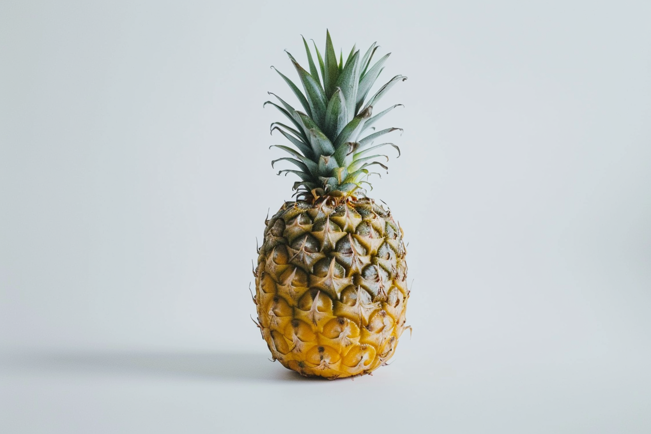 Image gratuite Ananas entier sur fond blanc 3