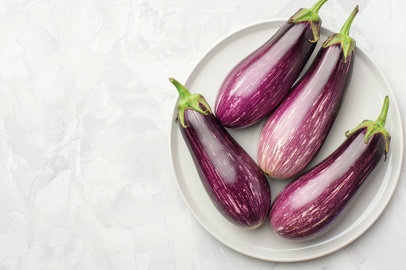 Image gratuite Aubergines sur assiette blanche 1
