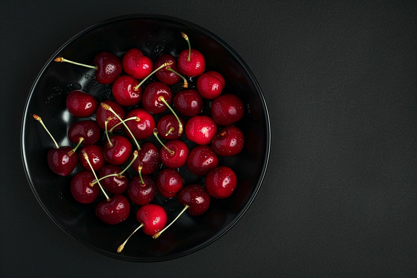 Image gratuite Cerises dans un bol sur fond noir 3