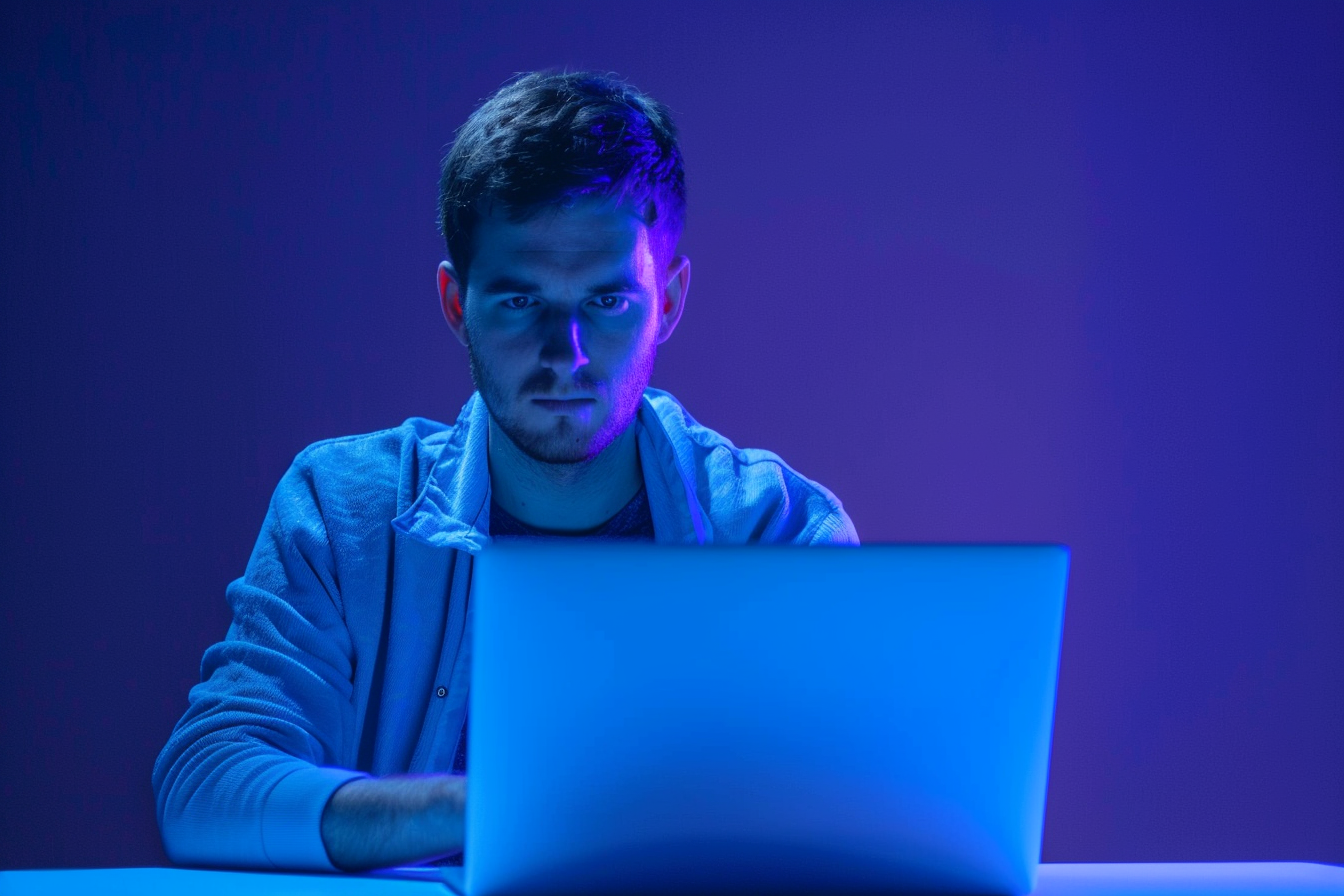 Image gratuite Développeur logiciel concentré sur un ordinateur 2