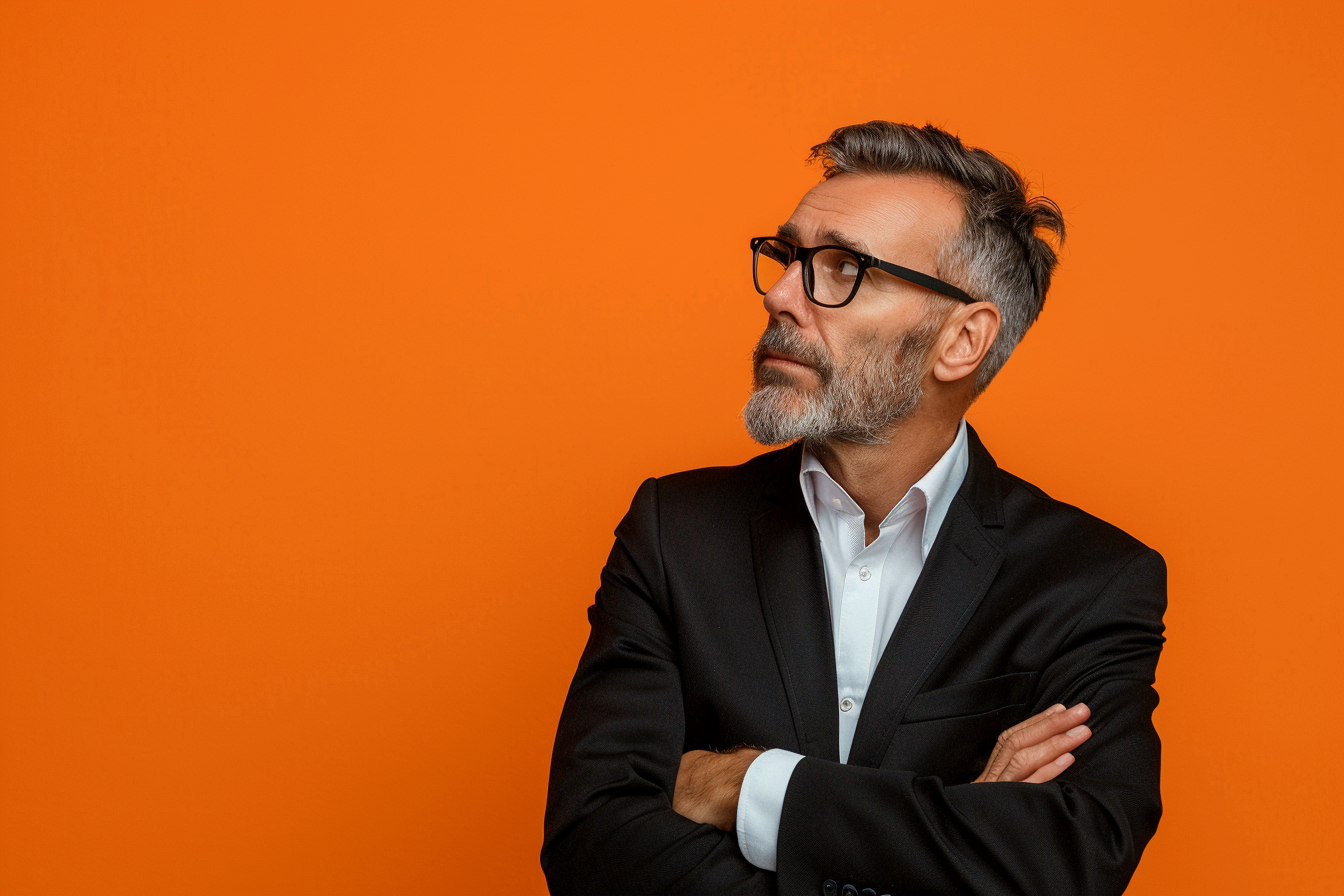 Image gratuite Directeur financier discutant de stratégie financière 2