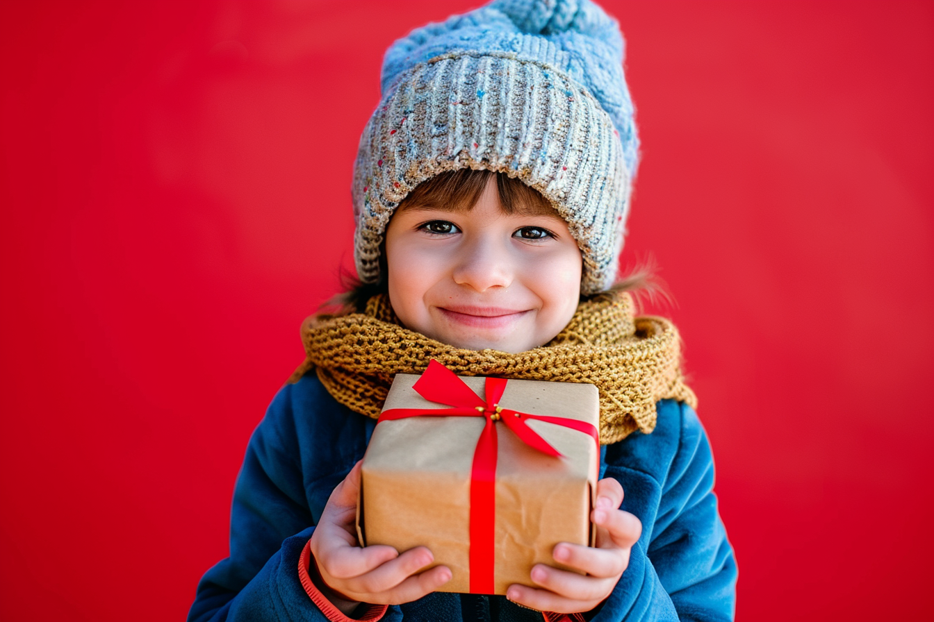 Image gratuite Enfant avec cadeau, fond rouge 2