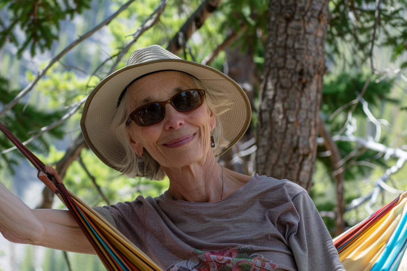 Image gratuite Femme âgée relaxant dans un hamac en montagne 2