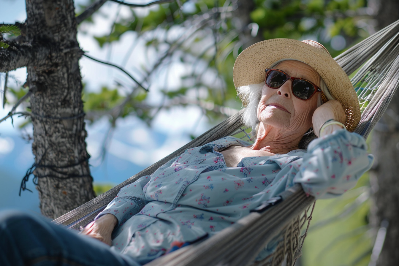 Image gratuite Femme âgée relaxant dans un hamac en montagne 3