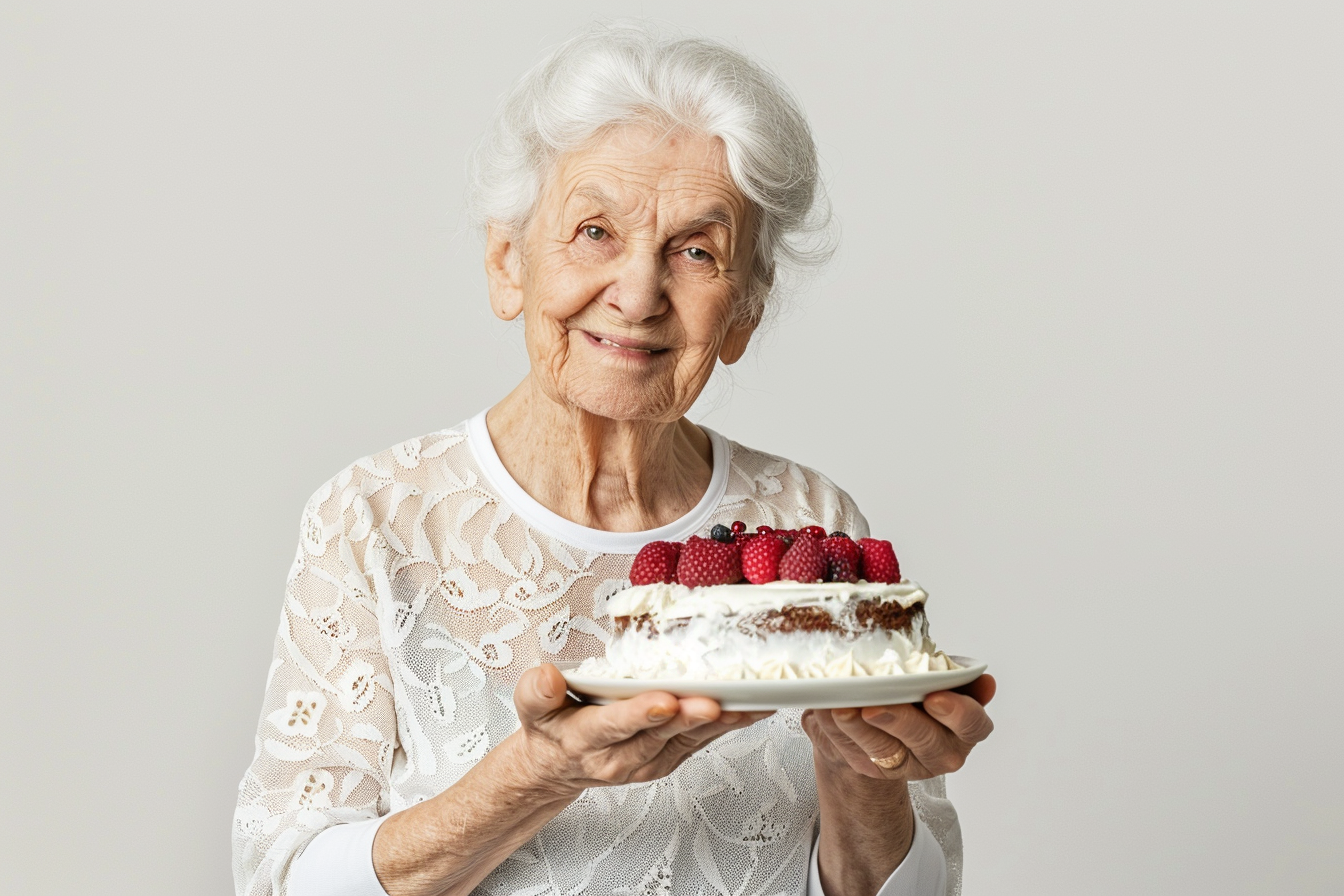 Image gratuite Femme âgée souriante avec un gâteau 3