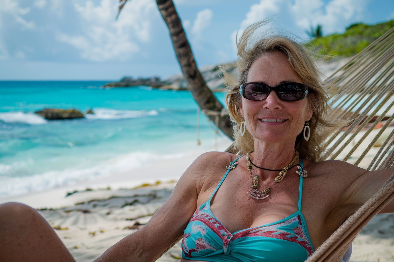 Image gratuite Femme en maillot de bain sur un hamac avec vue océan 1