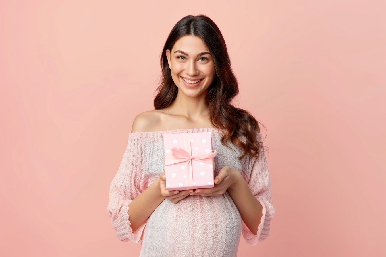 Image gratuite Femme enceinte avec cadeau baby shower 1