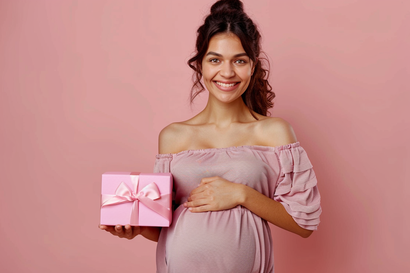 Image gratuite Femme enceinte avec cadeau baby shower 2