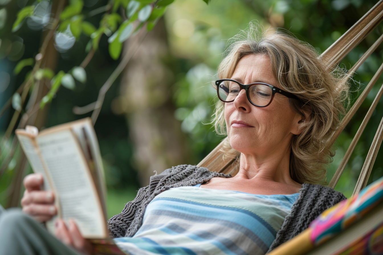 Image gratuite Femme lisant dans un hamac de jardin 6