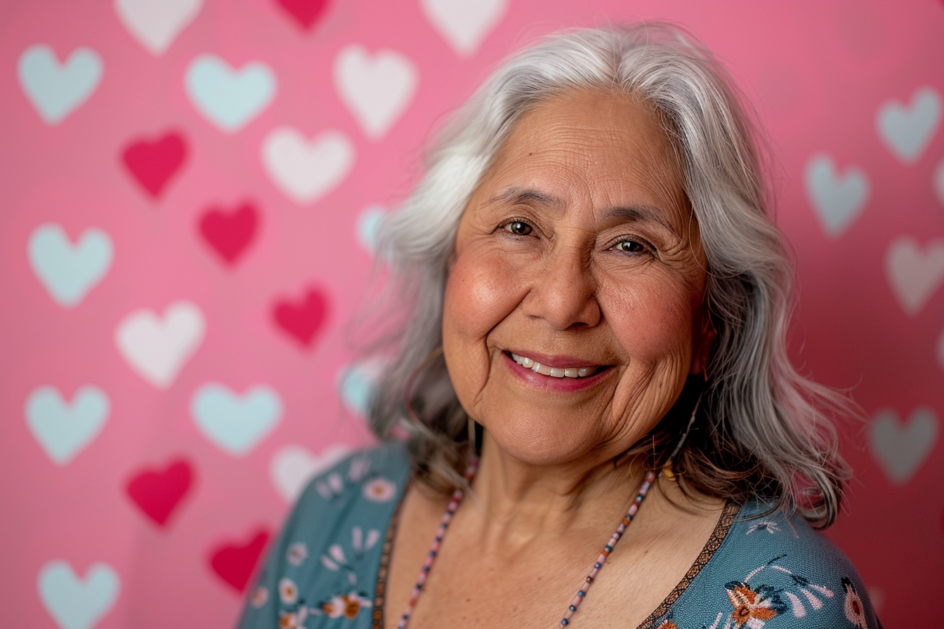 Image gratuite Grand-mère hispanique souriante fête des grands-mères fond rose 7