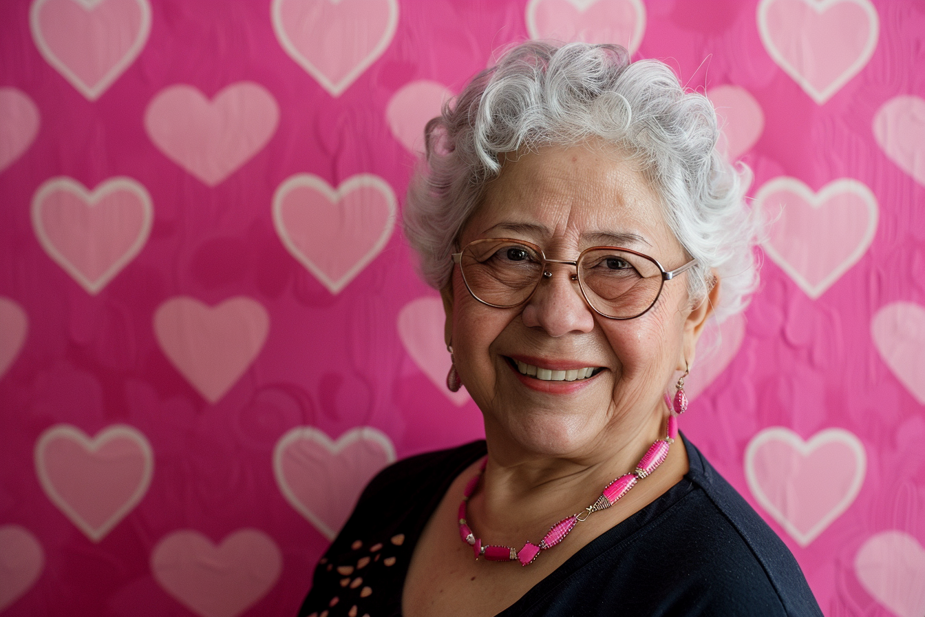 Image gratuite Grand-mère hispanique souriante fête des grands-mères fond rose 9