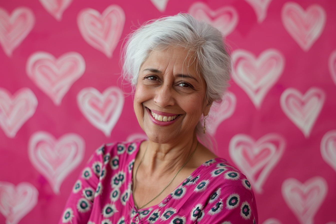 Image gratuite Grand-mère indienne souriante fête des grands-mères fond rose 4