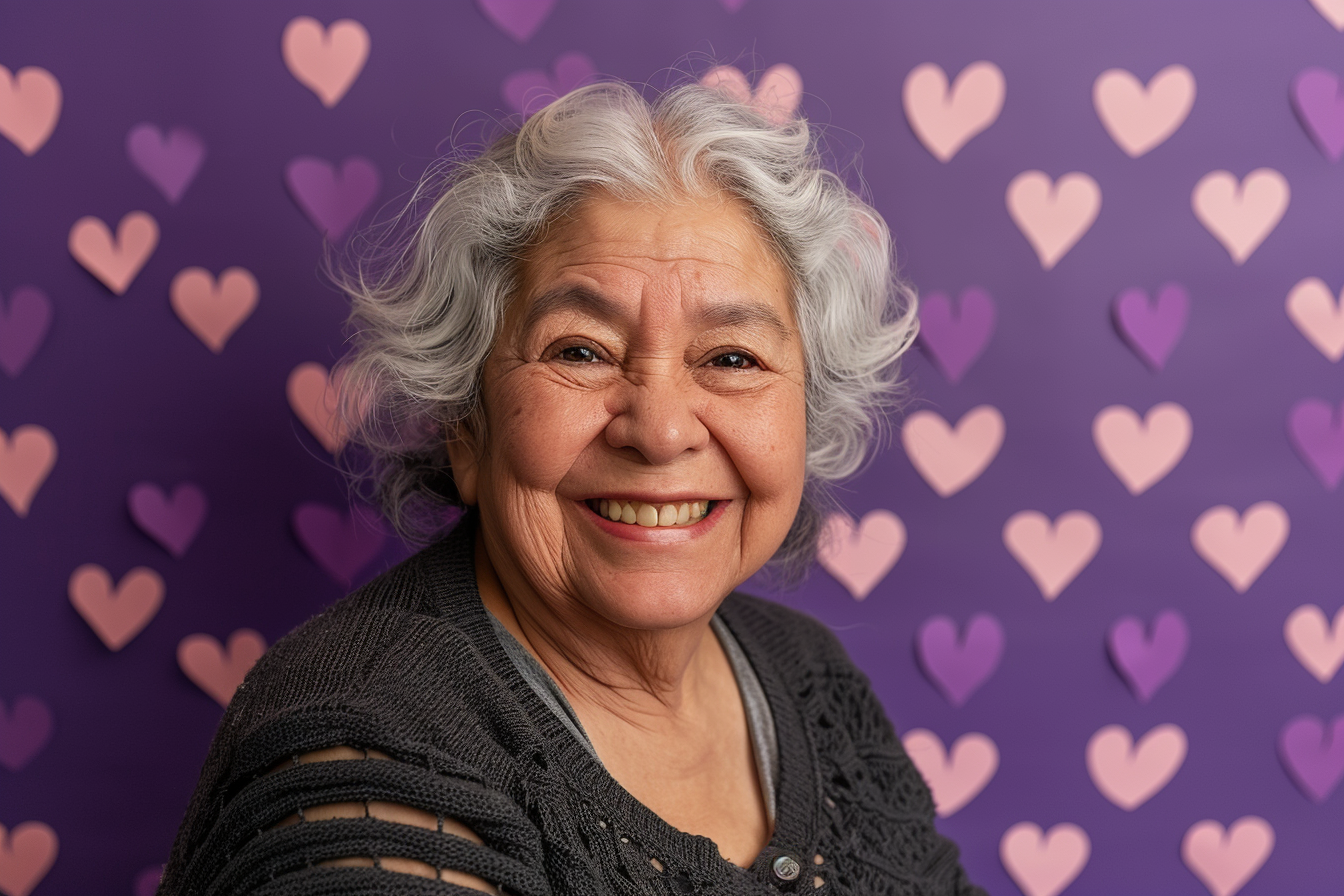 Image gratuite Grand-mère latino souriante fête des grands-mères fond violet 2