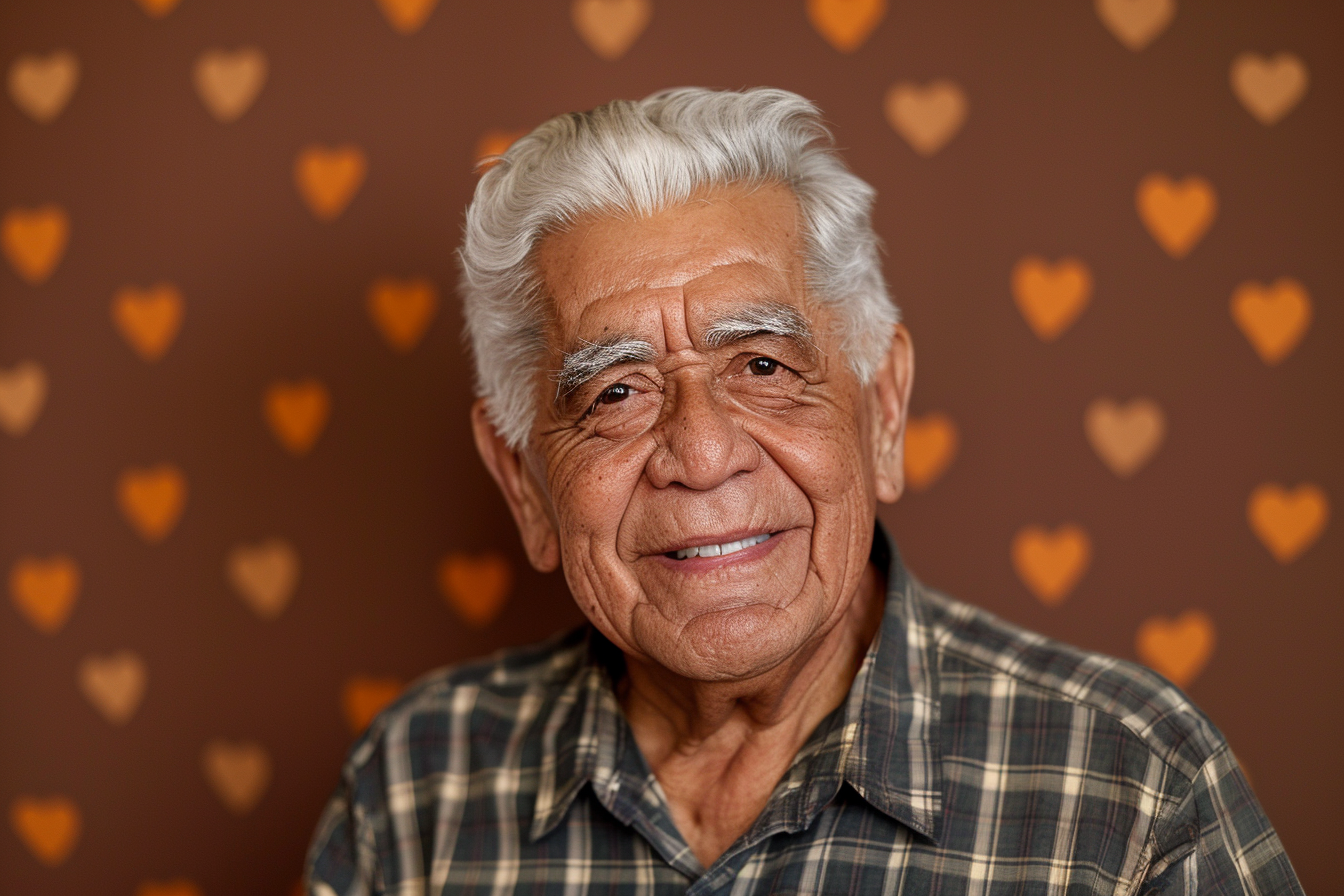 Image gratuite Grand-père latino joyeux fête des grands-pères fond marron 2