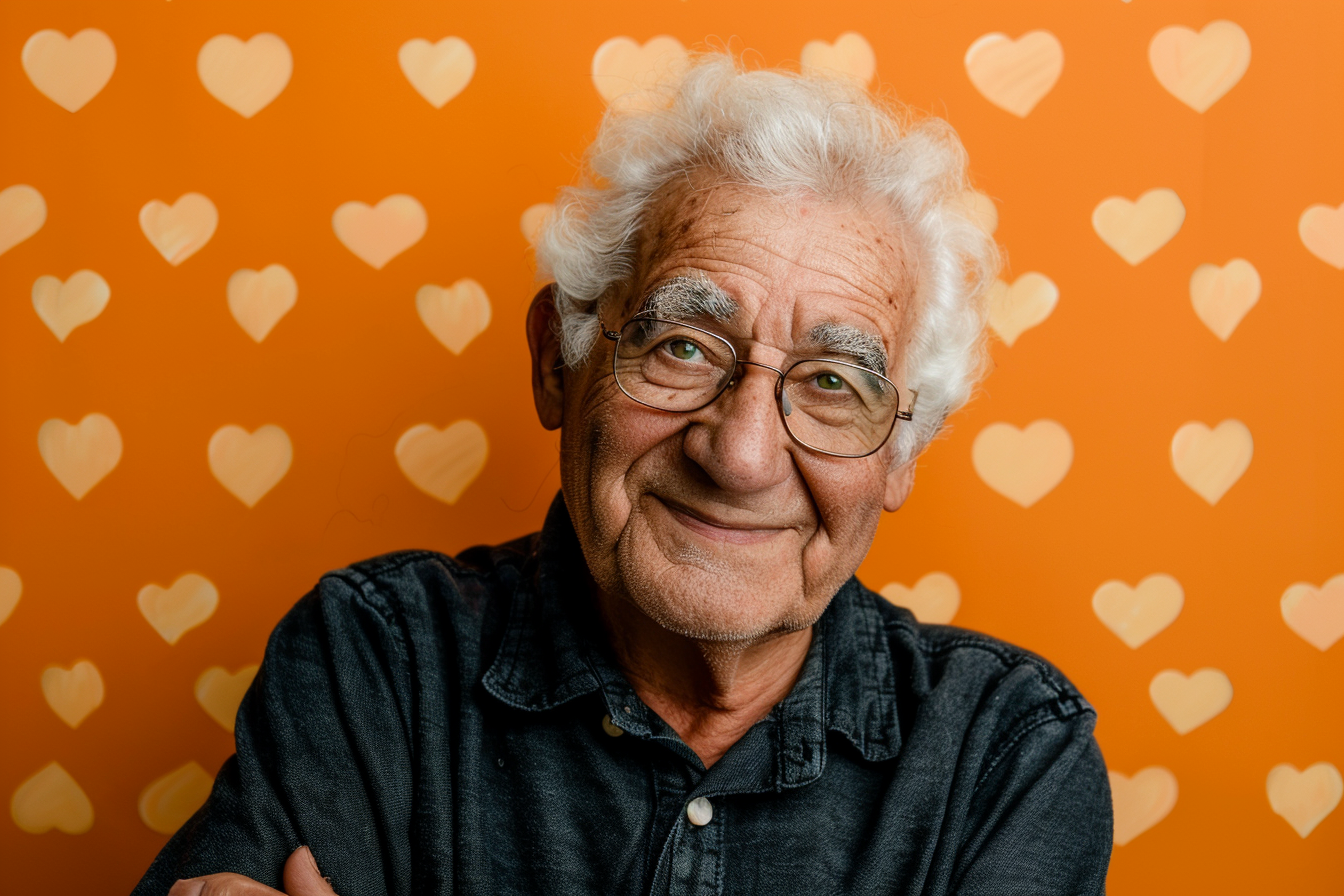 Image gratuite Grand-père latino satisfait fête des grands-pères fond orange 1