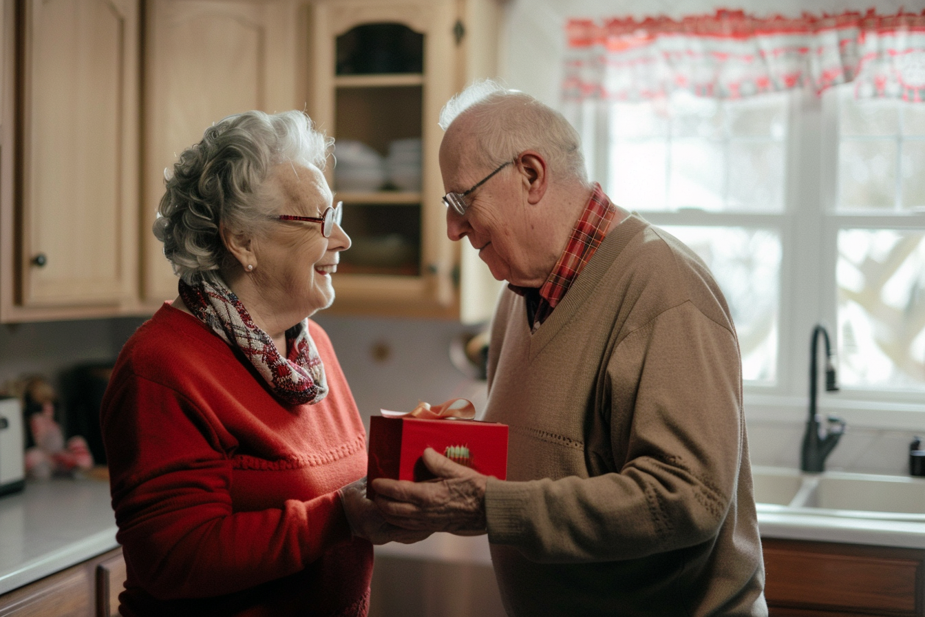 Image gratuite Homme âgé, boîte chocolats, femme, cuisine chaleureuse 2