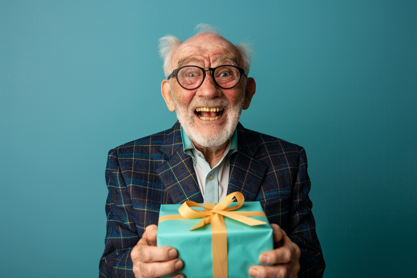 Image gratuite Homme âgé excité avec un cadeau 2