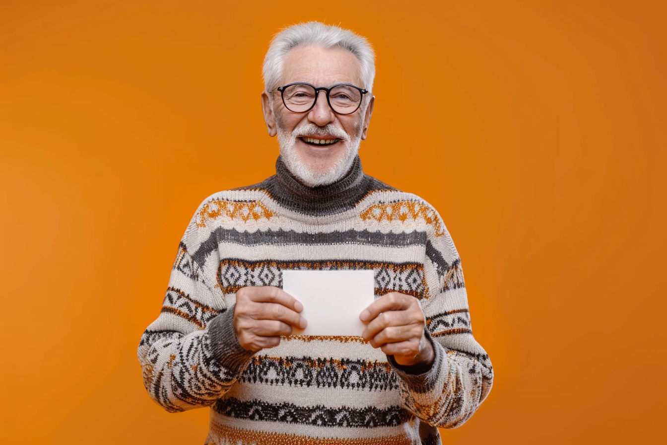 Image gratuite Homme âgé heureux avec une carte 1