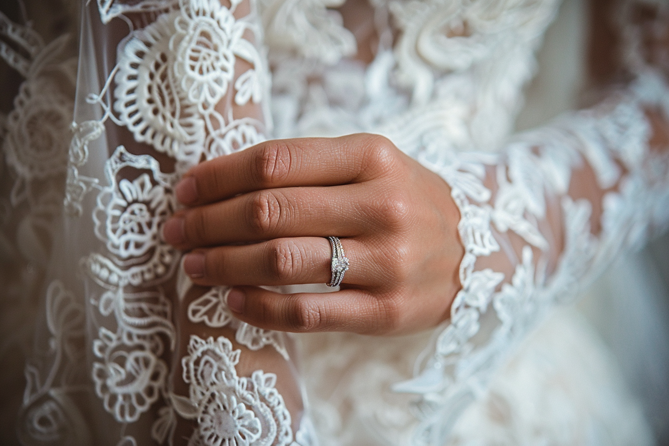 Image gratuite Main avec bague de fiançailles 2