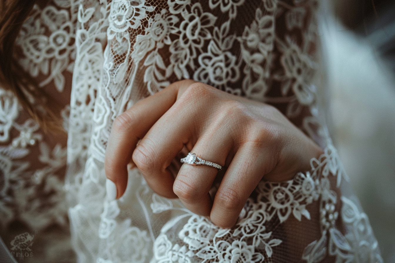 Image gratuite Main avec bague de fiançailles 3