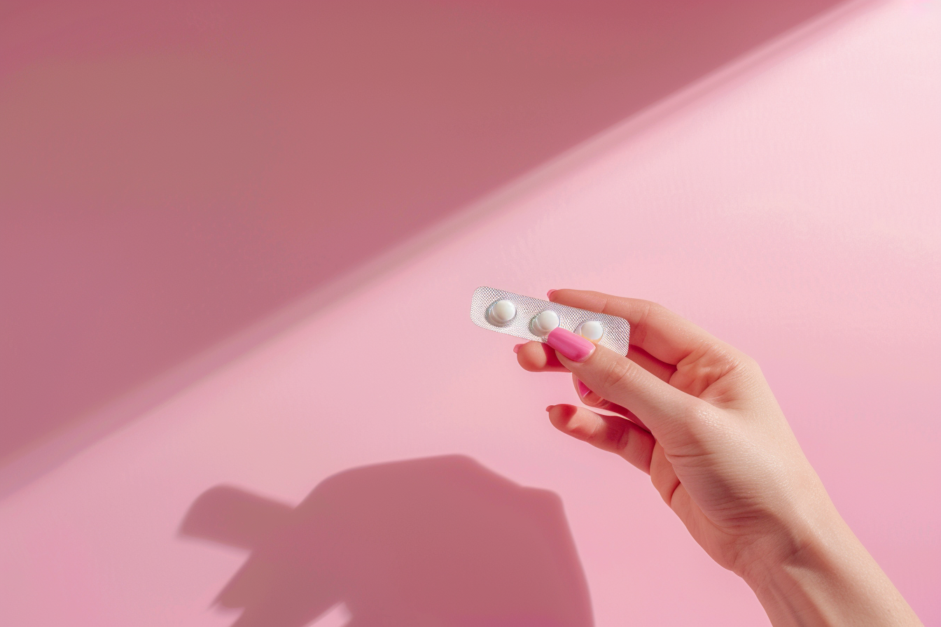 Image gratuite Main tenant bande de comprimés 2