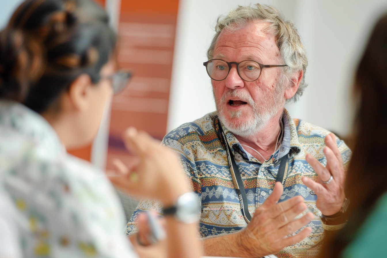 Image gratuite Médiateur facilitant discussion 3