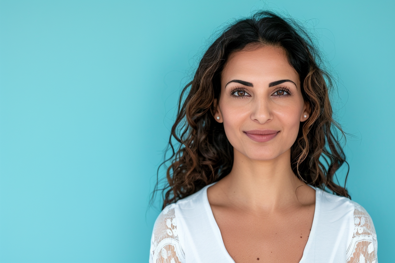 Image gratuite Mère arabe brune yeux noirs jour fête mères fond bleu 1