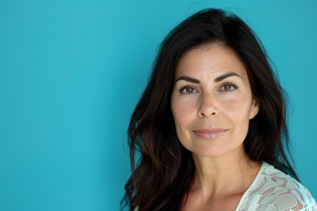 Image gratuite Mère arabe brune yeux noirs jour fête mères fond bleu 4