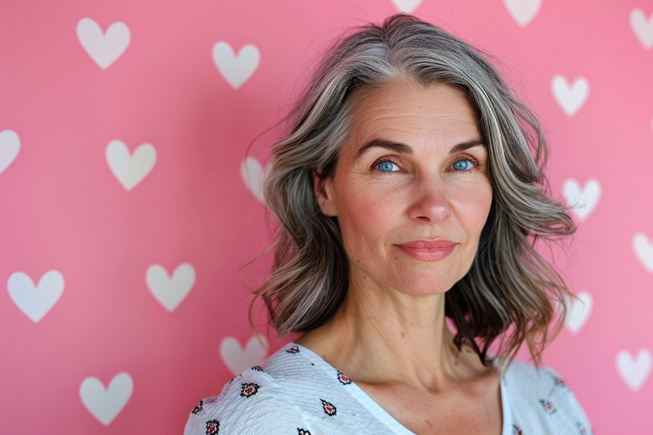 Image gratuite Mère brune yeux bleus fête mères fond rose 3