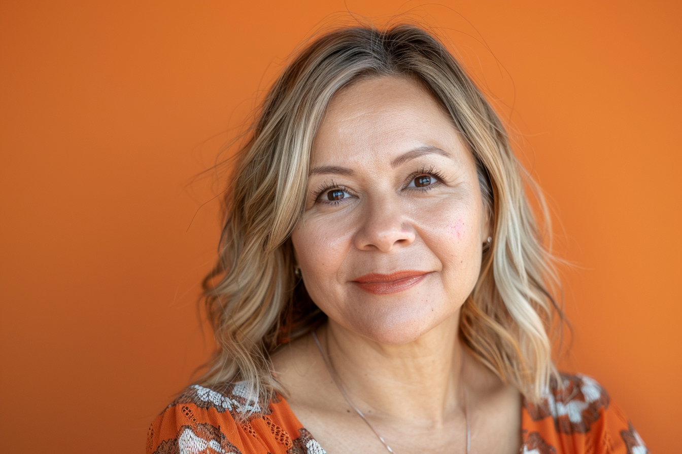 Image gratuite Mère latine blonde yeux marrons jour fête mères fond orange 1