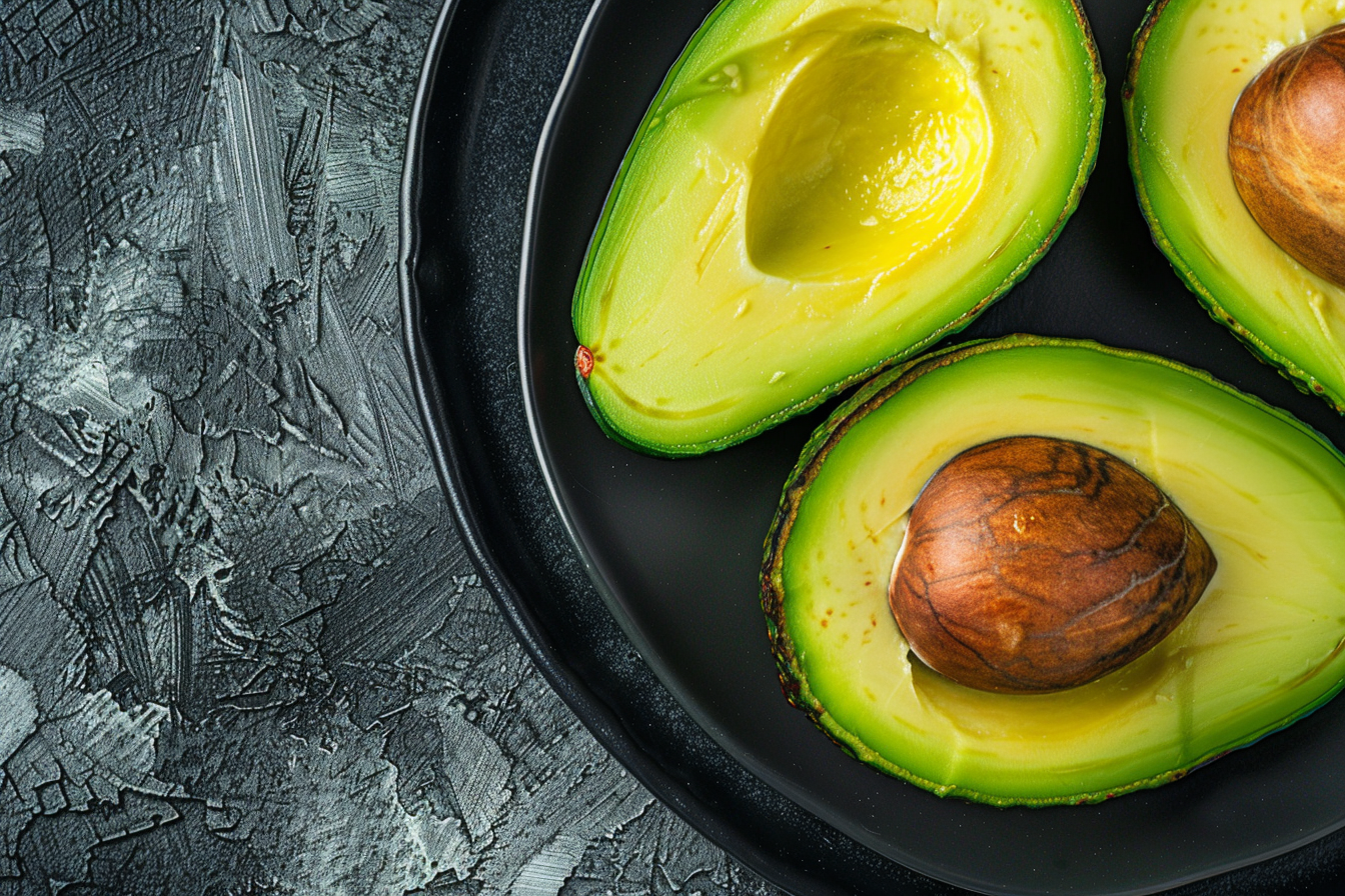 Image gratuite Moitiés d&rsquo;avocat sur assiette noire 1