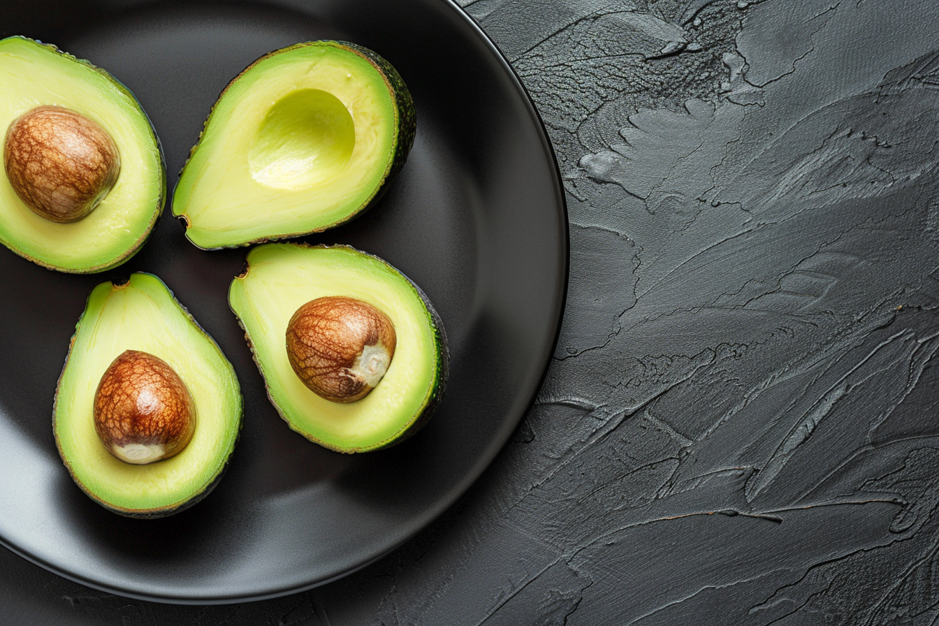 Image gratuite Moitiés d&rsquo;avocat sur assiette noire 2