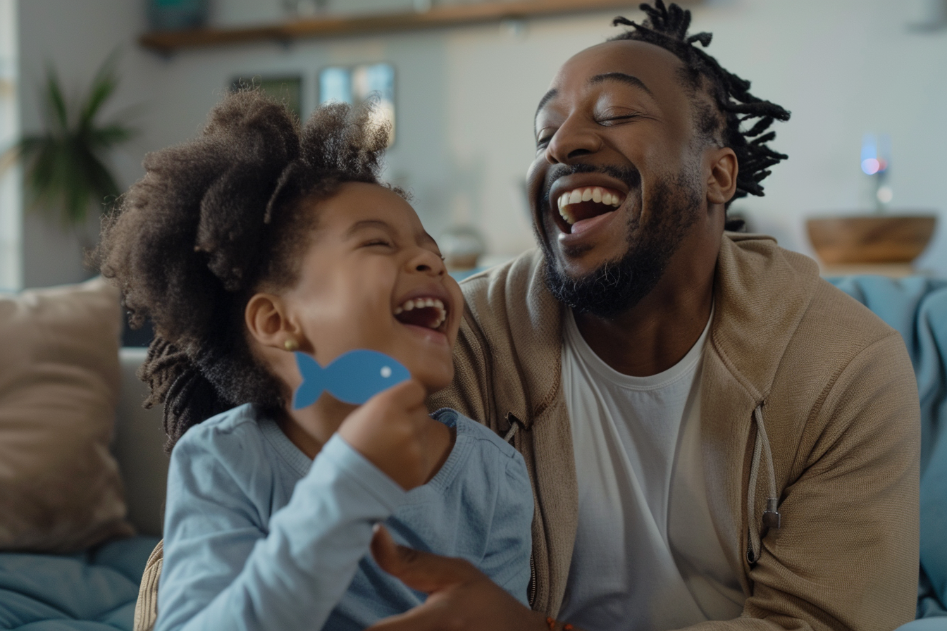 Image gratuite Père fille, riant, poisson papier, salon 1