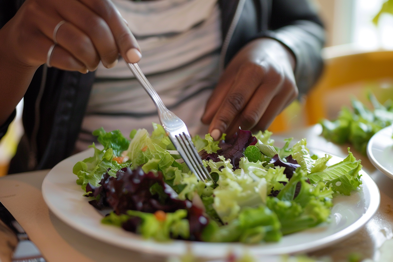 Image gratuite Personne mangeant de la laitue 1