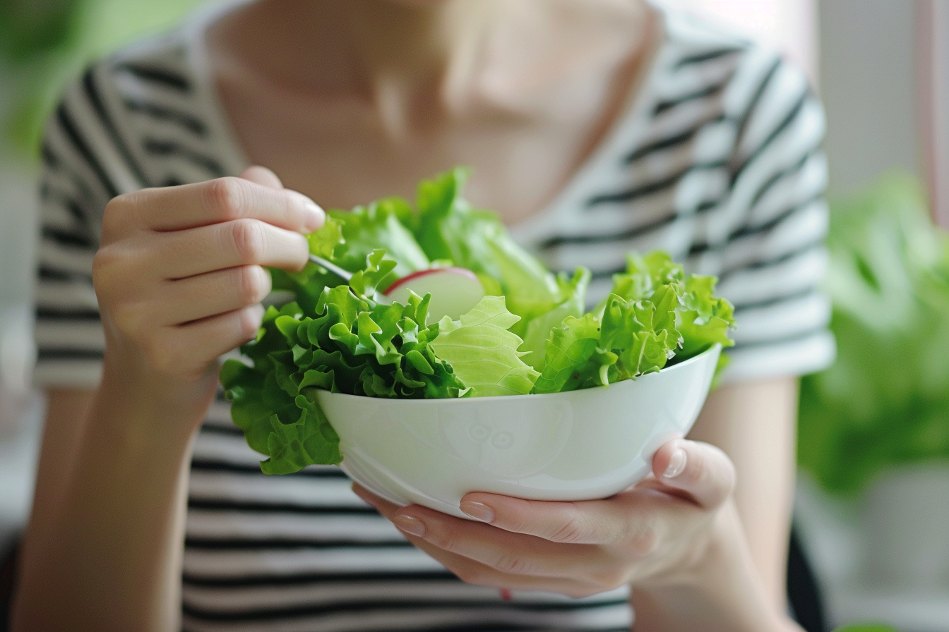 Image gratuite Personne mangeant de la laitue 2