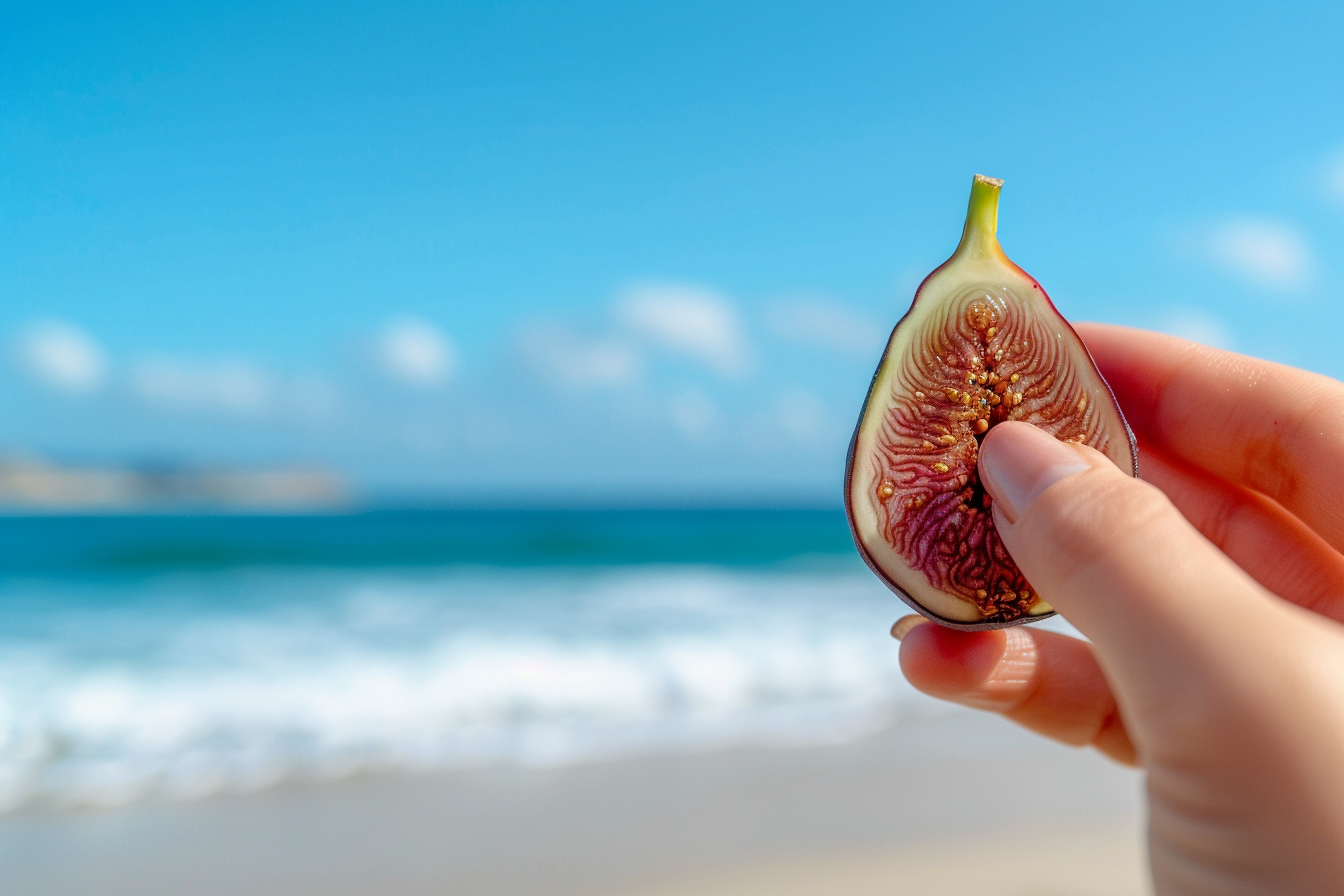 Image gratuite Personne tenant une figue à la plage 1