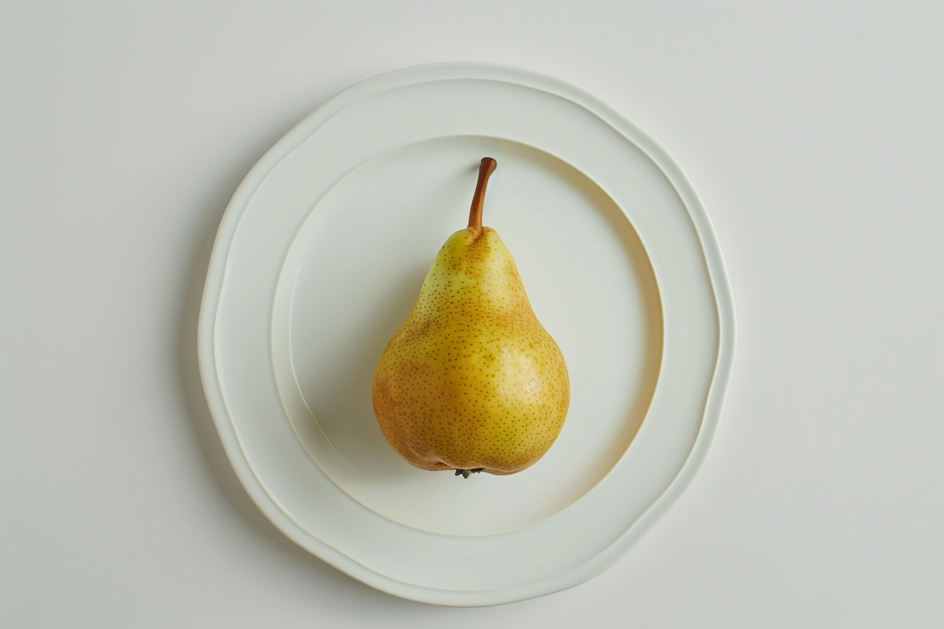 Image gratuite Poire sur assiette blanche 2