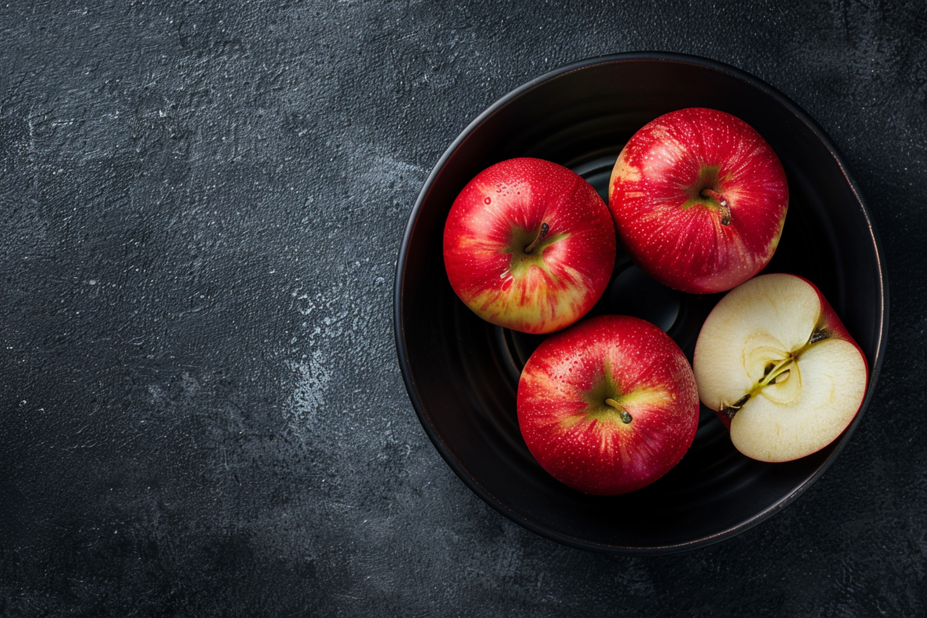 Image gratuite Pommes dans bol noir 3