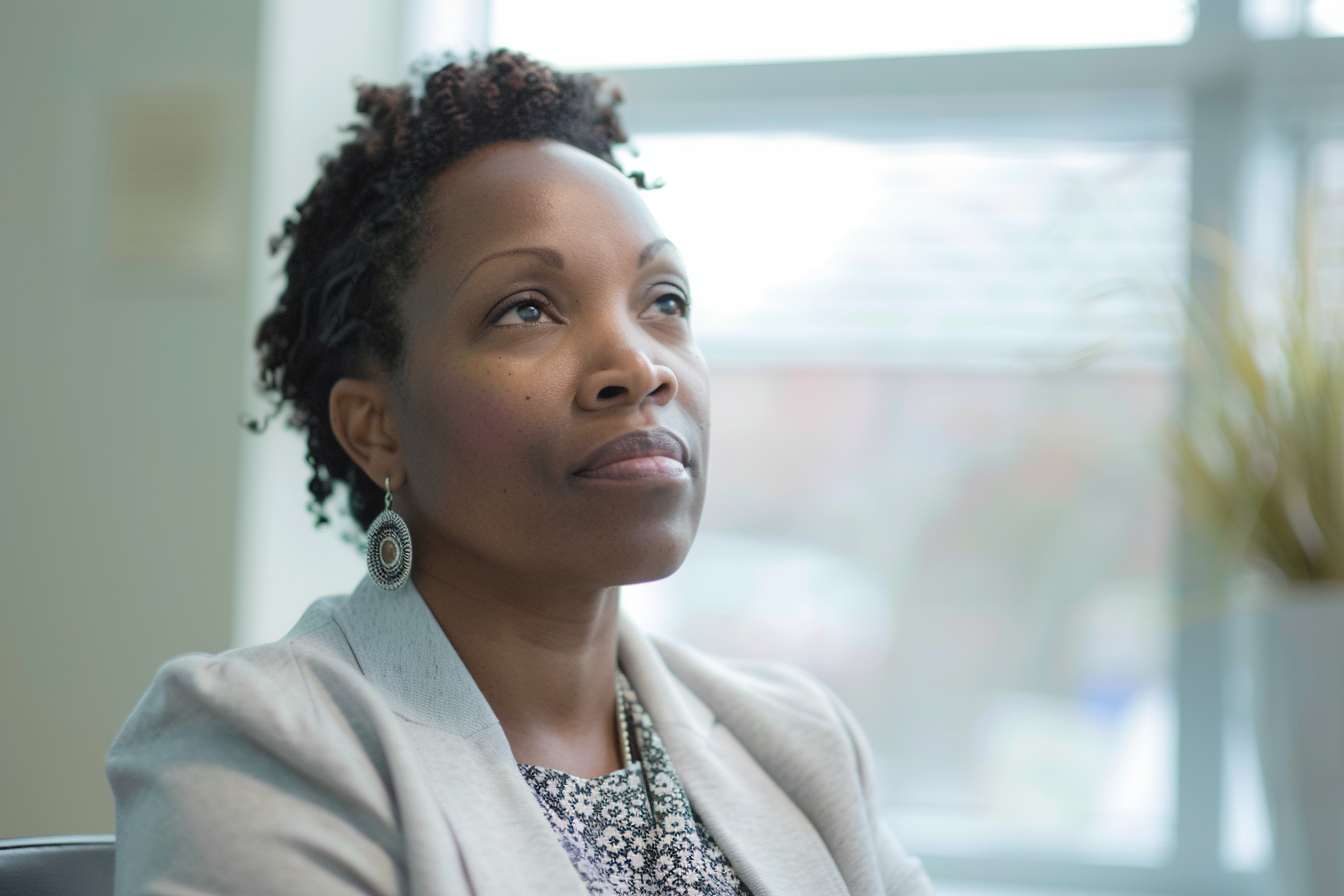 Image gratuite Portrait d&rsquo;une conseillère écoutant attentivement 3