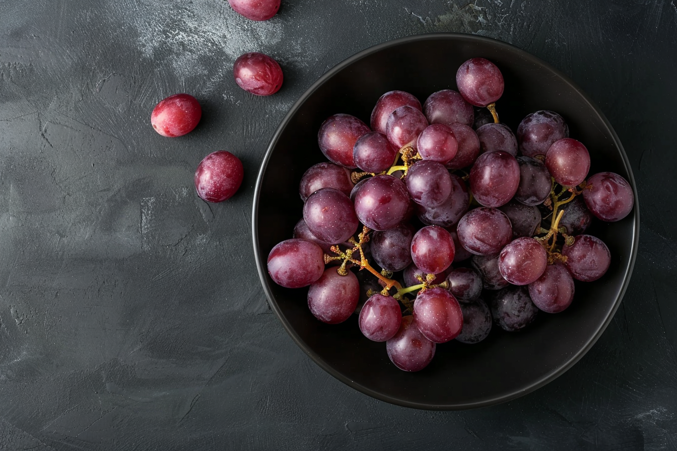 Image gratuite Raisins entiers dans bol noir 1