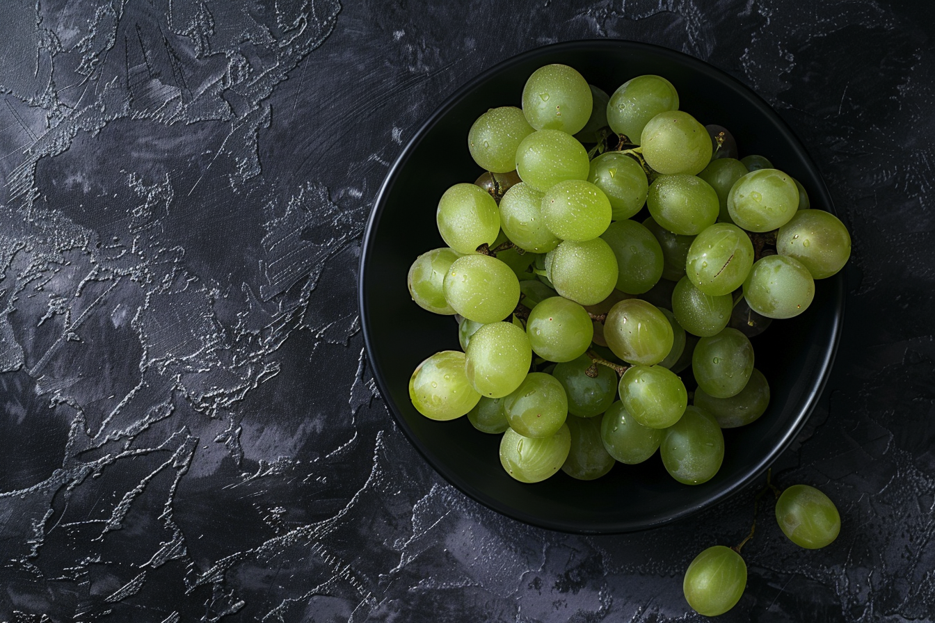 Image gratuite Raisins entiers dans bol noir 3