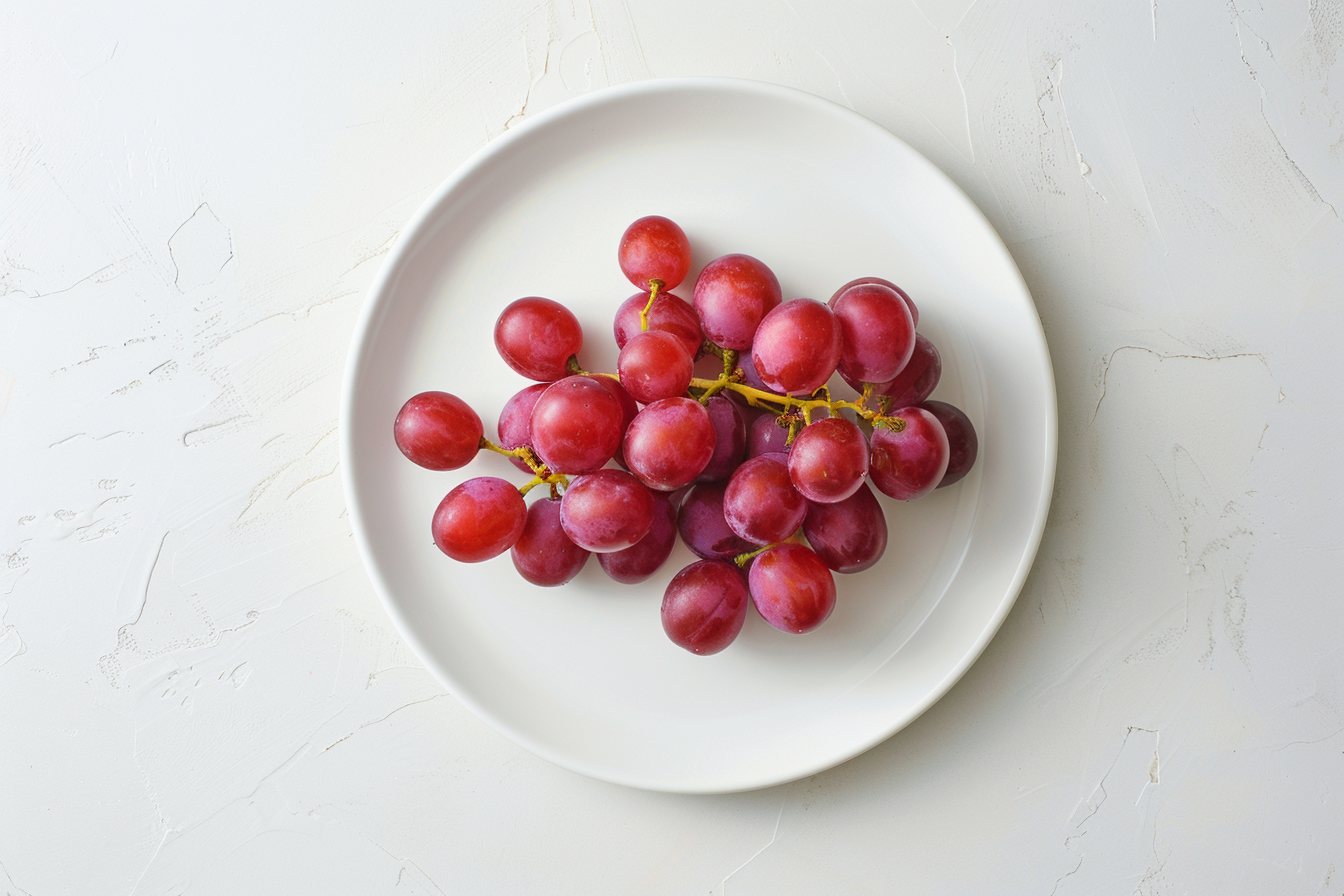 Image gratuite Raisins sur assiette blanche 1