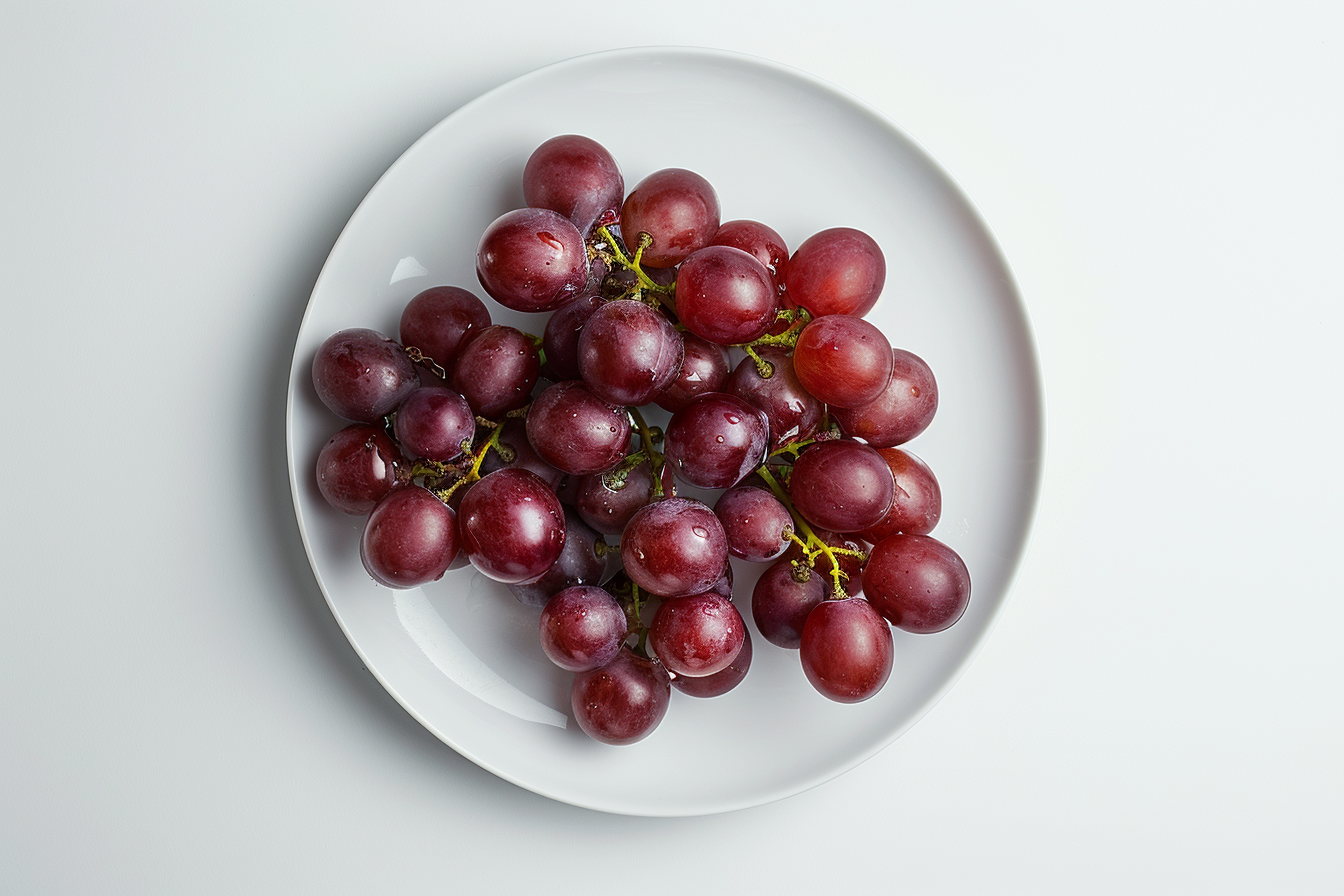 Image gratuite Raisins sur assiette blanche 3