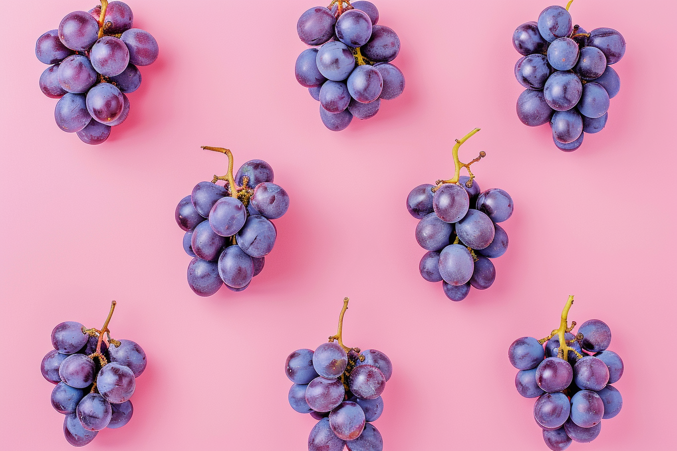 Image gratuite Raisins sur fond pastel 2