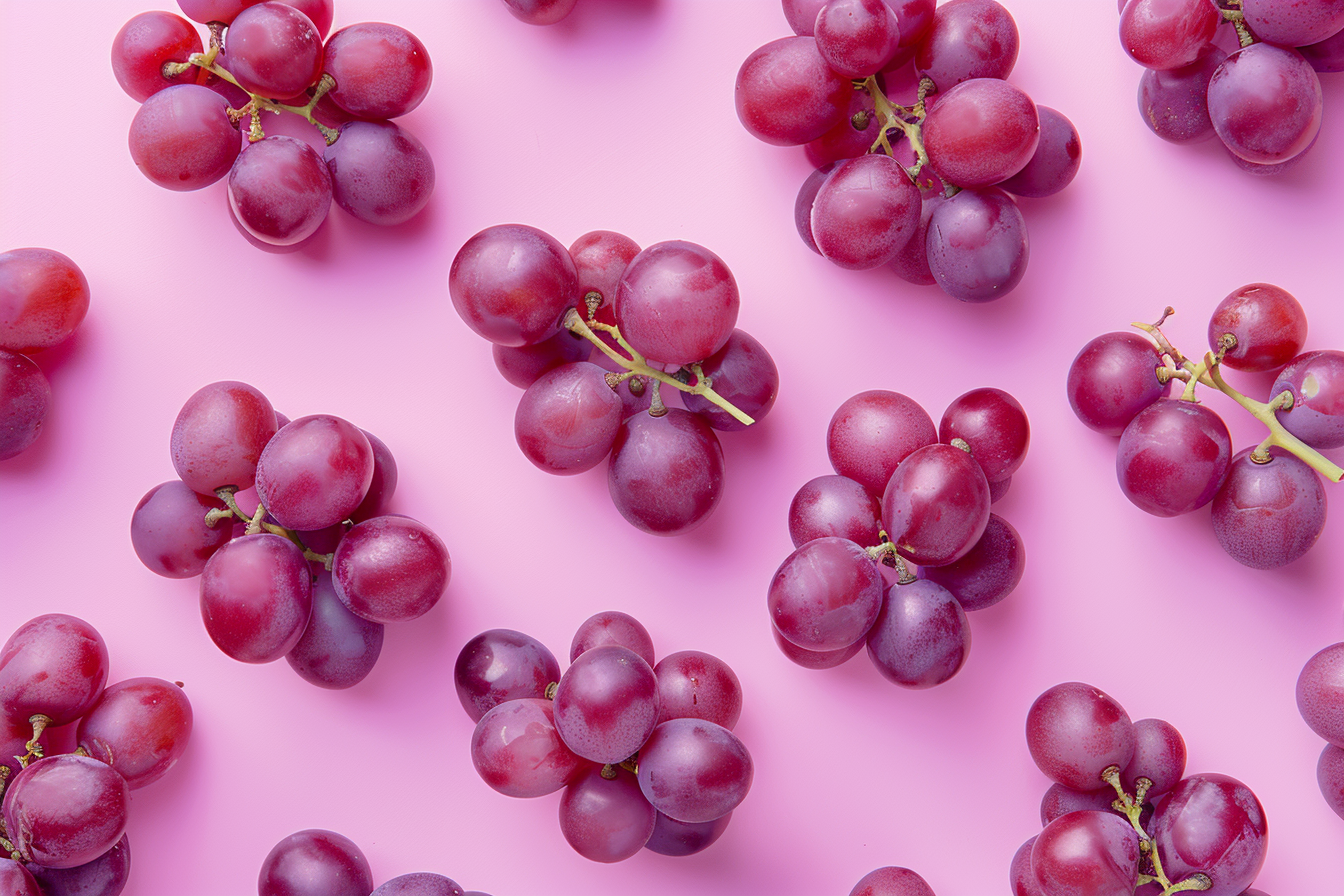 Image gratuite Raisins sur fond pastel 3