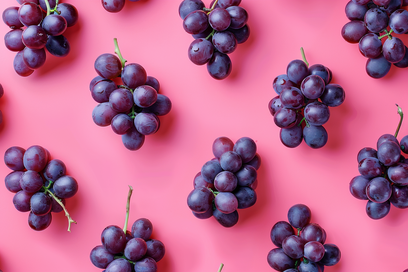 Image gratuite Raisins sur fond pastel 4