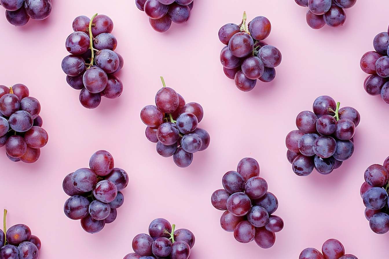 Image gratuite Raisins sur fond pastel 5