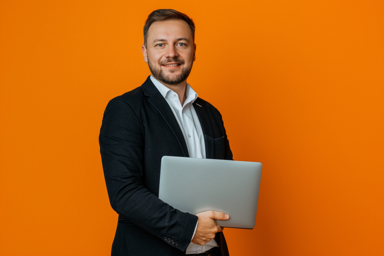 Image gratuite Responsable e-commerce, fond orange 1