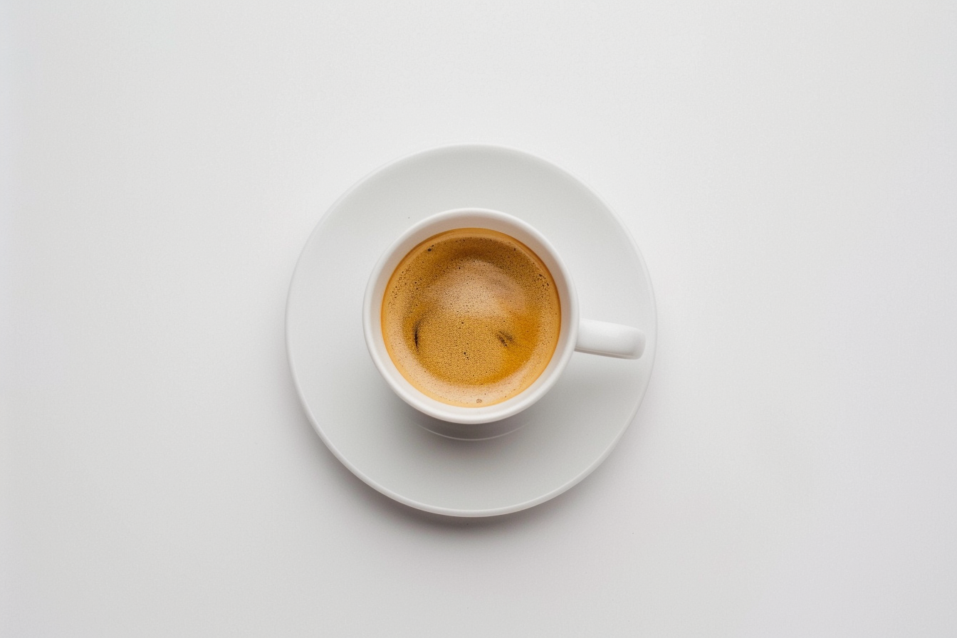 Image gratuite Tasse de café sur fond blanc 1